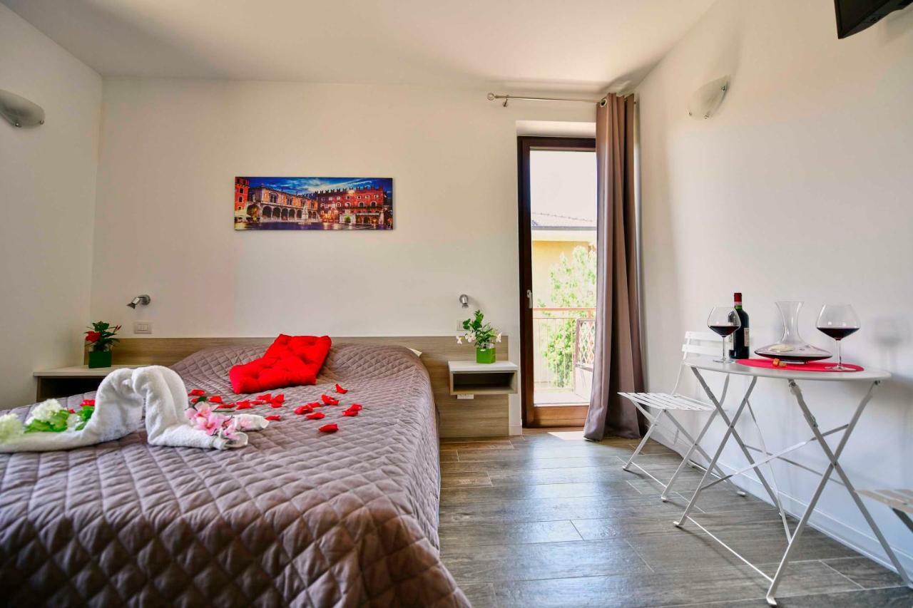 Welcome Traveller Divine Cecile Garda  Bagian luar foto