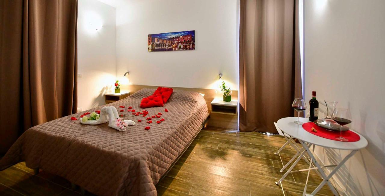 Welcome Traveller Divine Cecile Garda  Bagian luar foto