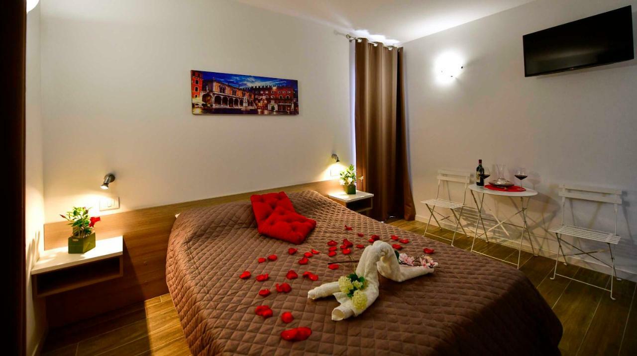 Welcome Traveller Divine Cecile Garda  Bagian luar foto